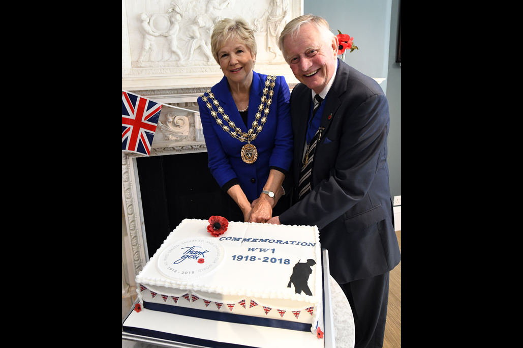 Mayor cutting cake